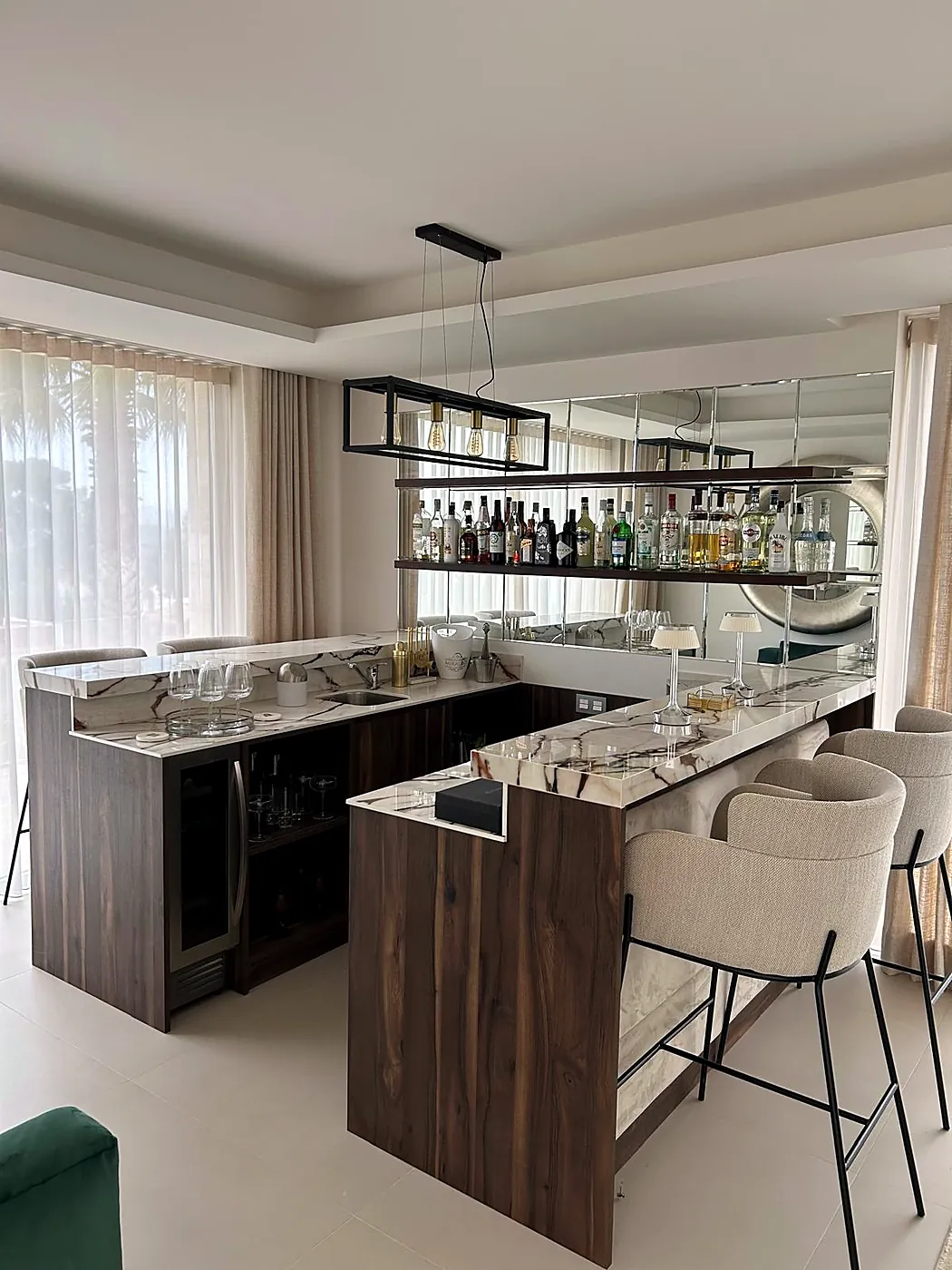 Keuken met een design barblad in een exclusieve woning