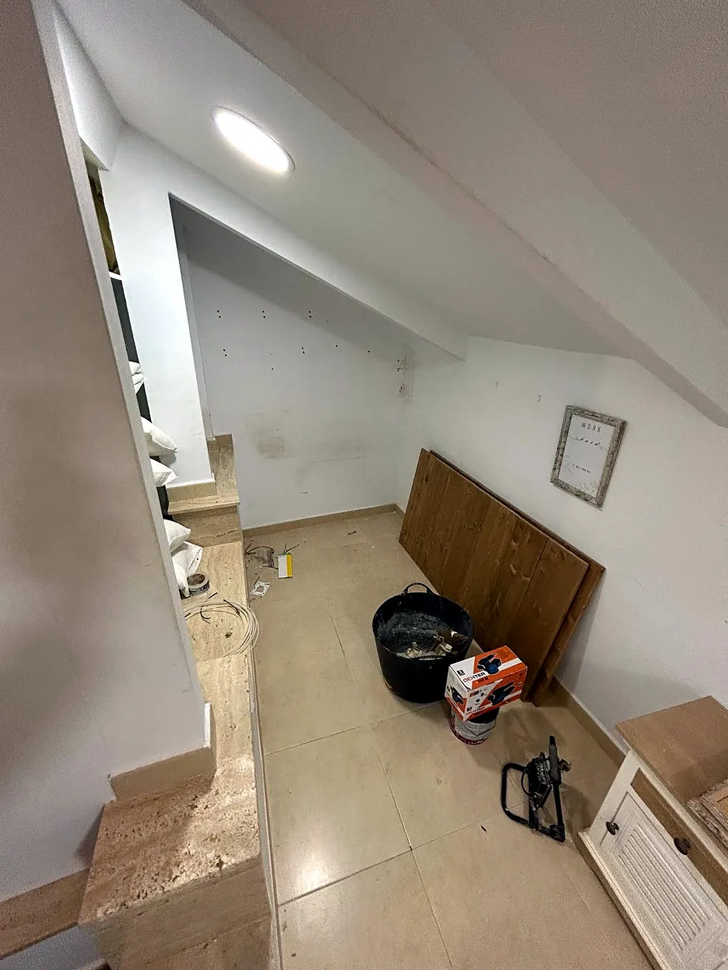 Antes: Dormitorio bajo cubierta