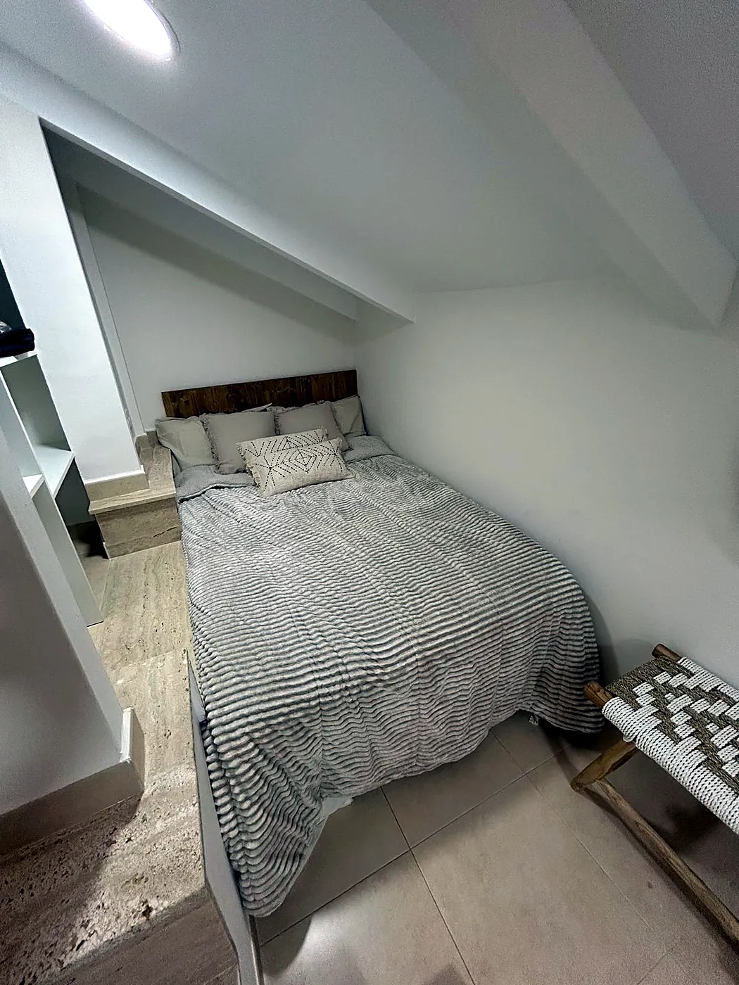 Después: Dormitorio bajo cubierta